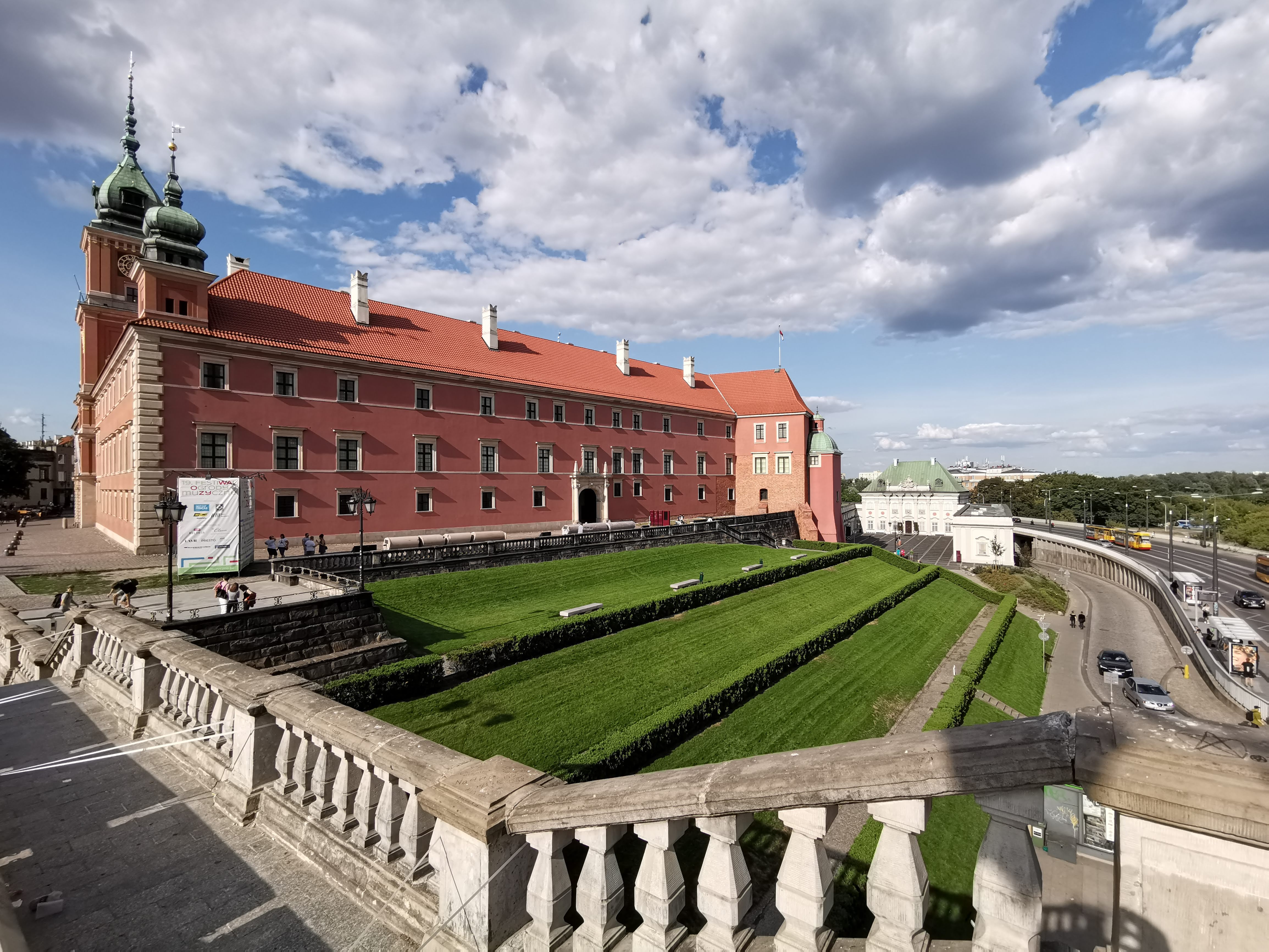 Widok na stare miasto Warszawy z daleka